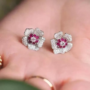 Labbframtagna örhängen med rubin och moissanit i diamanter, runda i 925 sterlingsilver.