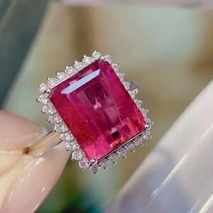 Anillo de compromiso de plata de ley 925 con rubí cultivado en laboratorio, talla esmeralda, moissanita y diamantes. Regalos de aniversario.