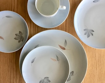 Bing & Grondahl dinner, luncheon, bread and dessert plates in Falling Leaves pattern Danish 1950s