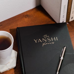 Monthly Budget Planner 2025 | Daily Weekly Financial Planner | Saving Money Budget Book | Expense Tracker Notebook | Bill Organizer Pockets
