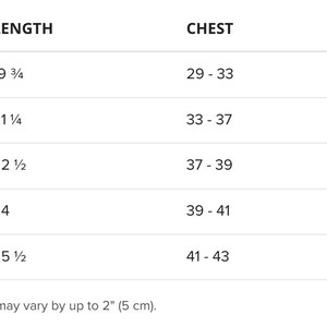 Puede incluir: Un gr&aacute;fico blanco muestra las medidas de tallas de prendas. Las tallas van de XS a XL, con largos de 50.17 cm a 64.77 cm, contornos de pecho de 73.66-83.82 cm a 104.14-109.22 cm y largos de manga de 59.69 cm a 83.82 cm.