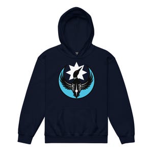 Puede incluir: Sudadera con capucha azul marino con bolsillo delantero y capucha con cord&oacute;n. La sudadera presenta un gr&aacute;fico circular con una estrella blanca, un p&aacute;jaro negro y un dise&ntilde;o de media luna azul claro. El p&aacute;jaro tiene alas negras y un cuerpo blanco estampado.