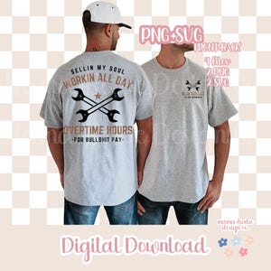 Op de afbeelding: Een grijs T-shirt met een grafisch ontwerp op de achterkant dat "Sellin my soul workin all day overtime hours -for bullshit pay-" en een moersleutelontwerp zegt. De voorkant van het shirt heeft een kleiner ontwerp dat "Blue Collar Club Member" zegt met een moersleutelontwerp.