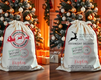 Puede incluir: Un saco de Santa de lona blanca con ribete rojo y un gráfico rojo y negro de un reno tirando de un trineo. El saco tiene el texto "Express Delivery from the North Pole" y "Do Not Open Before December 25". El saco también tiene una marca de verificación de lista con el texto "List 2X Checked". El saco tiene el texto "Por favor, entregue los regalos adjuntos a Kayden. Si no se puede entregar, devuélvalo a Santa Claus, Polo Norte."