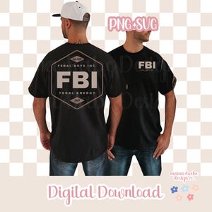Puede incluir: Una camiseta negra con un gráfico de diamante marrón en la parte posterior. El gráfico dice "Est. 2018 Feral Boys Inc. FBI Feral Energy 24/7".