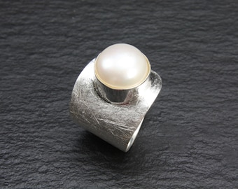 Silver ring with freshwater pearl