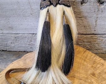 Sporran vintage blanco de crin de caballo con borlas negras grabadas en la parte posterior, accesorio para falda escocesa de las Tierras Altas