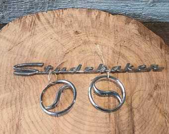 Conjunto de emblemas cromados Studebaker: insignia con escritura vintage y logotipos "S" para la restauración de coches clásicos