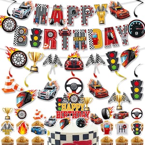 Könnte beinhalten: Ein festliches Geburtstagsdekorationsset mit Rennsport-Thema. Enthält ein Banner mit der Aufschrift "Happy Birthday", Rennwagen, Zielflaggen, Trophäen und Ampeln. Der Tortenaufsatz trägt ebenfalls die Aufschrift "Happy Birthday".