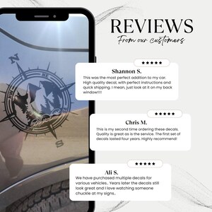 Puede incluir: Una pantalla de smartphone que muestra una calcoman&iacute;a de br&uacute;jula en blanco y negro con siluetas de monta&ntilde;as y bosques en la ventana de un veh&iacute;culo. Se ven tres cuadros de rese&ntilde;as de clientes, cada uno con cinco estrellas y texto de Shannon S., Chris M. y Ali S.