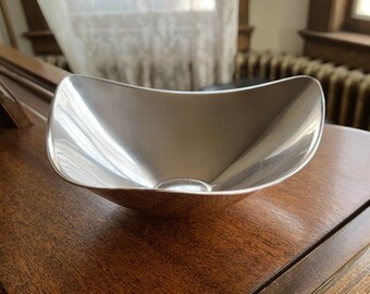 Vintage 1960s Reed y Barton Tri-Corner Silver Bowl