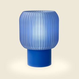 Lámpara de mesa "SCALLOP" en azul con regulador de intensidad opcional