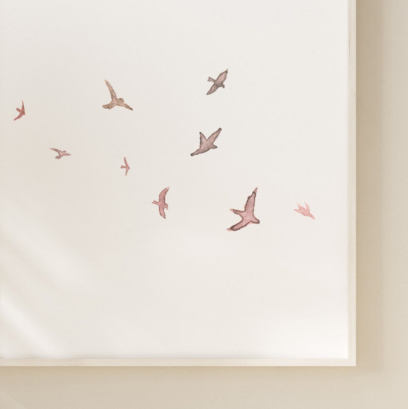 Puede incluir: Una pintura de acuarela de una bandada de p&aacute;jaros volando en un cielo blanco. Los p&aacute;jaros est&aacute;n pintados en tonos de marr&oacute;n y rosa.