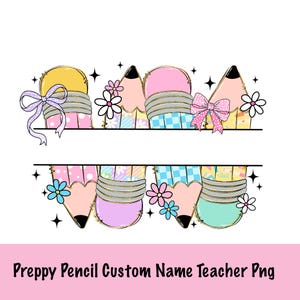 Könnte beinhalten: Ein farbenfrohes Grafikdesign mit stilisierten Bleistiften in Pastelltönen, verziert mit Schleifen und Blumen. Der Text "Preppy Pencil Custom Name Teacher Png" ist unten platziert, passend für Lehrer oder Bildungsthemen.