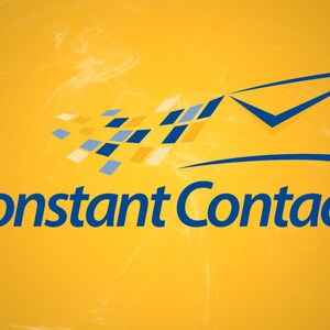 Op de afbeelding: Een blauw en geel logo voor Constant Contact, een bedrijf dat e-mailmarketingdiensten aanbiedt. Het logo toont een gestileerde envelop met een vinkje erin en een patroon van blauwe en gele vierkanten.