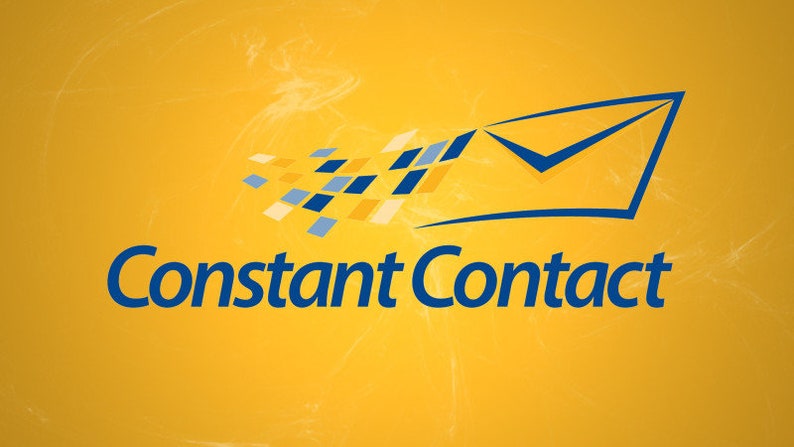 Op de afbeelding: Een blauw en geel logo voor Constant Contact, een bedrijf dat e-mailmarketingdiensten aanbiedt. Het logo toont een gestileerde envelop met een vinkje erin en een patroon van blauwe en gele vierkanten.