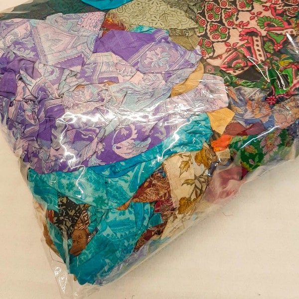 1 kg de chutes de pure soie JUMBO Extraits de sacs à main Recyclé Récupérateurs de déchets recyclés Sac mystère Lots de gros Tissus mélangés Chutes de sari boho SL12
