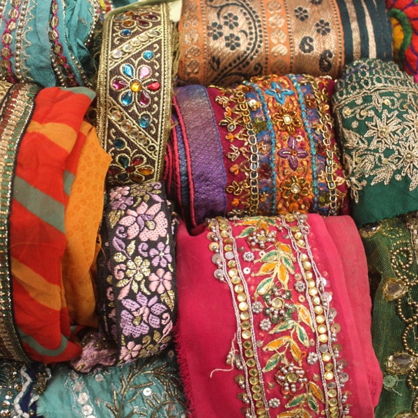 Lot de gros morceaux de sari, embellissements, assortiment de saree, patchs en tissu, journal indésirable, fournitures d'artisanat, rubans de collage, garnitures de bordure SL1