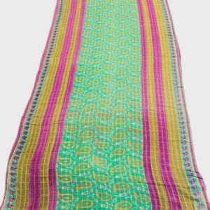 Puede incluir: Textil rectangular con un patrón central de formas de cachemira verdes sobre un fondo verde claro. El textil tiene rayas verticales rosas y doradas, con un borde decorativo.