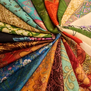 Enorme lotto 100% pura seta vintage sari resti di tessuto pacchetto di scarti diario di quilting progetto per quantità sari di seta tagli quadrati SL3 immagine 5