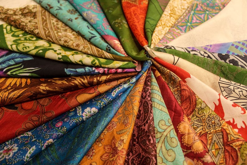 Lote enorme 100% seda pura Vintage Sari restos de tela paquete de chatarra Quilting Journal Project por cantidad Silk Saree Square Cuts SL3 imagen 5