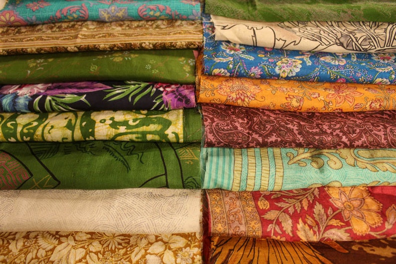 Enorme lotto 100% pura seta vintage sari resti di tessuto pacchetto di scarti diario di quilting progetto per quantità sari di seta tagli quadrati SL3 immagine 1