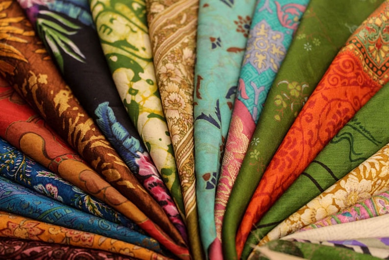Lote enorme 100% seda pura Vintage Sari restos de tela paquete de chatarra Quilting Journal Project por cantidad Silk Saree Square Cuts SL3 imagen 3