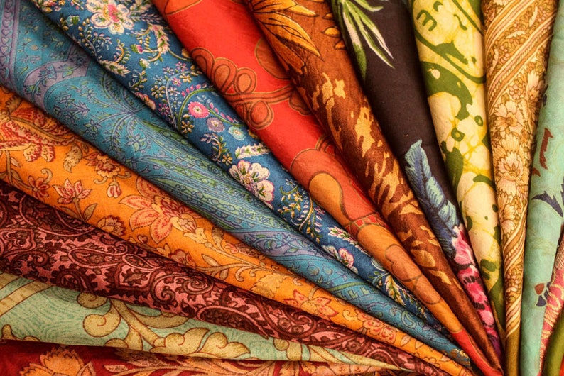 Lote enorme 100% seda pura Vintage Sari restos de tela paquete de chatarra Quilting Journal Project por cantidad Silk Saree Square Cuts SL3 imagen 4