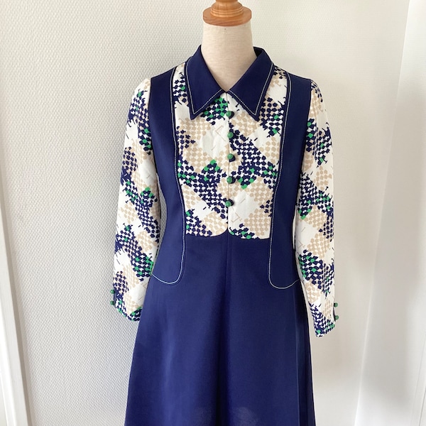 Robe vintage des années 1960 / robe sixties trapèze bleue marine fleurs beiges et vertes / fabrication française / french vintage dress 60’s