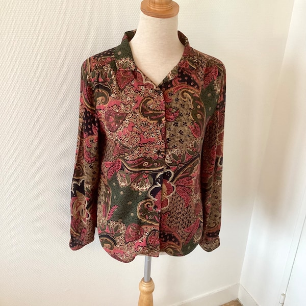 Chemise vintage 1970 à fleurs / chemise fine noire fleurs rouges, beiges et vertes / fabrication française / french vintage shirt 70’s