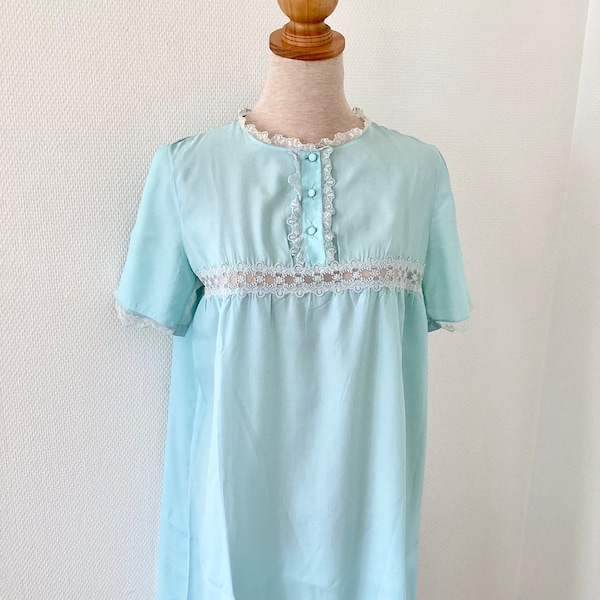 Chemise de nuit vintage 1960 / robe midi bleue ciel en dentelle / fabrication française Lingelor / french vintage nightdress 60’s