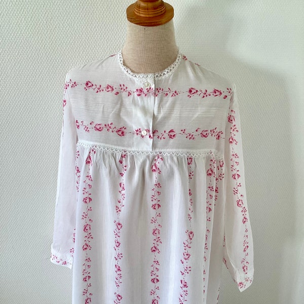 Chemise de nuit vintage 1970 / robe de nuit midi en coton blanc fleurs roses dentelle / lingerie vintage / french vintage nightdress 70’s