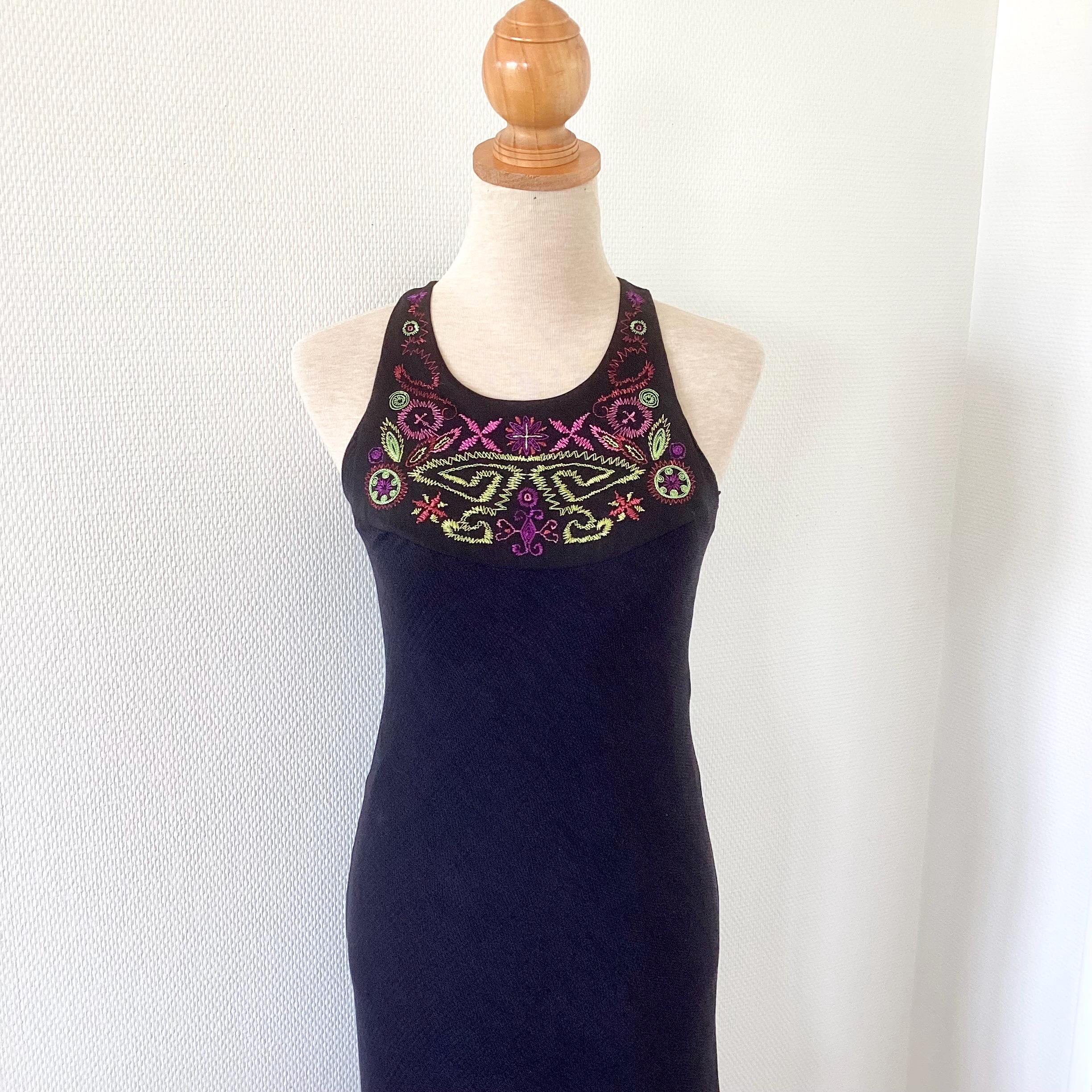 Christian Lacroix, Robe Christian Lacroix vintage 1980 / robe moulante noire fleurs brodées vertes roses / luxe made in France / french vintage dress 80’s