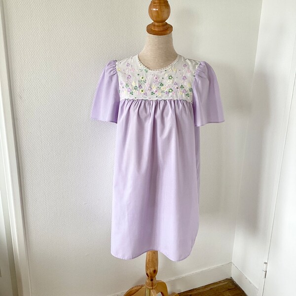 Chemise de nuit vintage 1970 / robe de nuit courte en violette brodée fleurs roses / lingerie vintage / french vintage nightdress 70’s