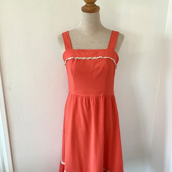 Robe vintage des années 1960 / robe midi orange brodée de dentelle blanche / taille S / fabrication française / french vintage dress 60’s