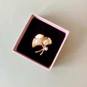 Vintage 1980s gold brooch / gold flower with pearl and rhinestones / antique brooch representing a flower / women&#39;s gift / French vintage brooch 80&#39;s