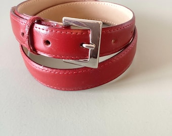 Vintage-Ledergürtel aus den 1970er Jahren / roter Ledergürtel / silberne Schnalle / Größe 65 / Damengröße S / hergestellt in Frankreich / französischer Vintage-Gürtel aus den 70er Jahren