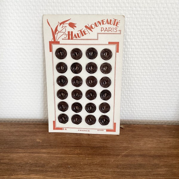 Lot de 24 boutons vintage / plaque de boutons marrons fantaisies des années 1950/ fabrication française / vintage button 50’s