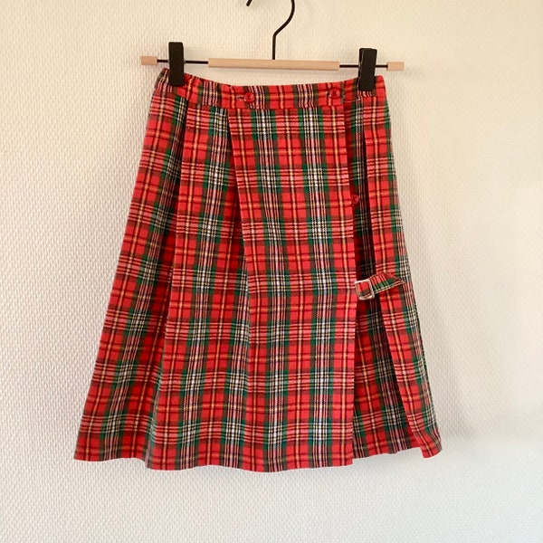 Jupe vintage écossaise des années 1960 / jupe courte à carreaux verts rouges / jupe plissée kilt / jupe évasée / french vintage skirt 60’s