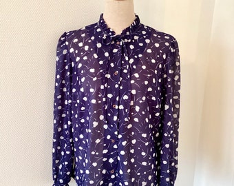 Vintage polka dot blouse 1970 / blue shirt with white geometric patterns / small bow collar / size S blouse / French vintage blouse 70’s