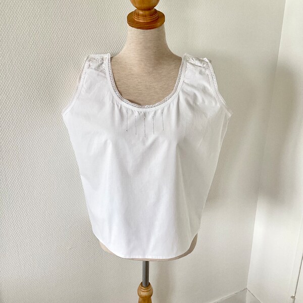 Top de nuit ancien 1920 / caraco en coton blanc brodé / caraco vintage / blouse dentelle lingerie ancienne / french antique nightdress 20’s