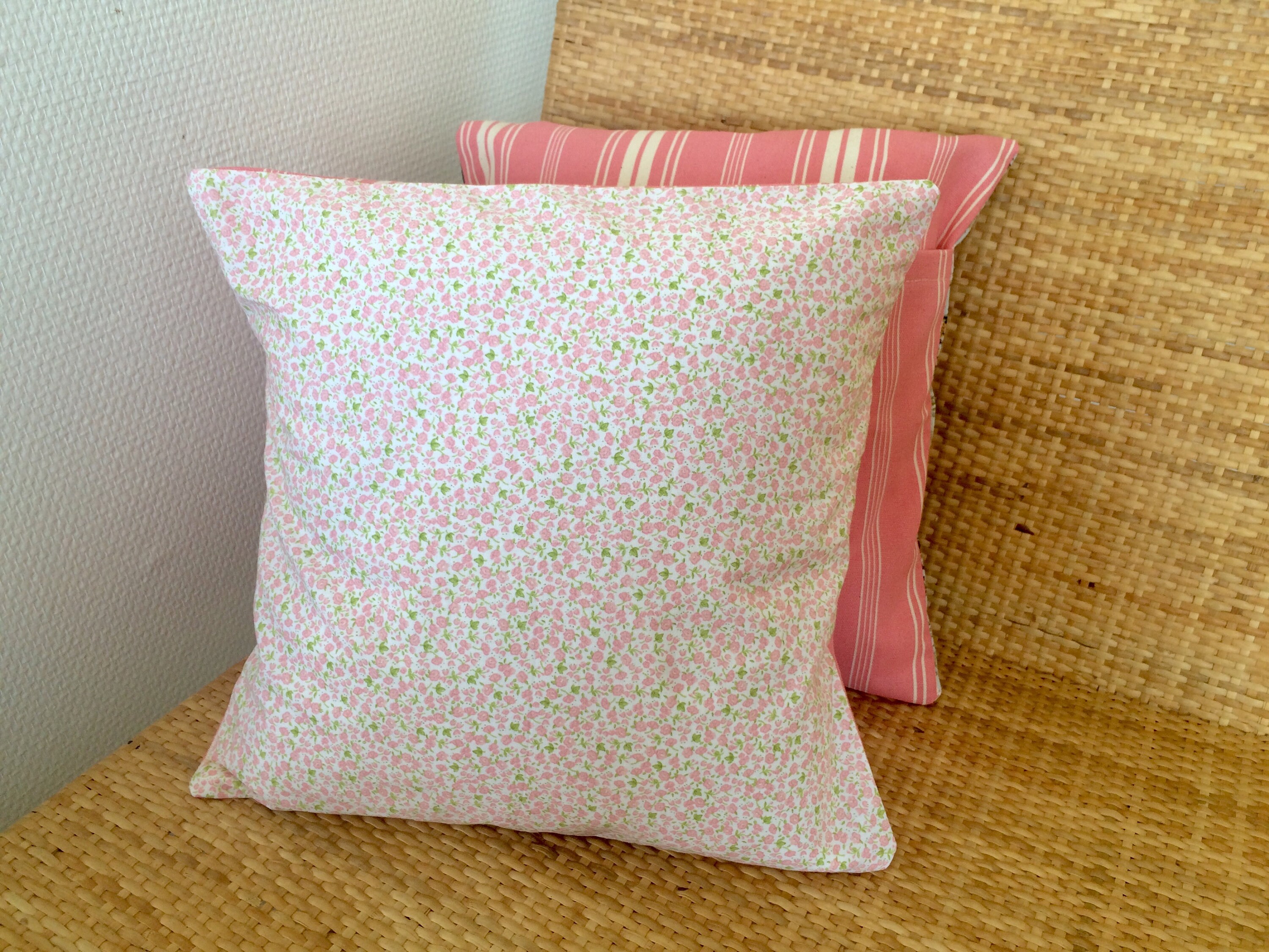 Housse de Coussin en Coton Liberty Vintage Fleurs Roses et Blanches 30x30 cm/Dos Rayé Toile A Matela