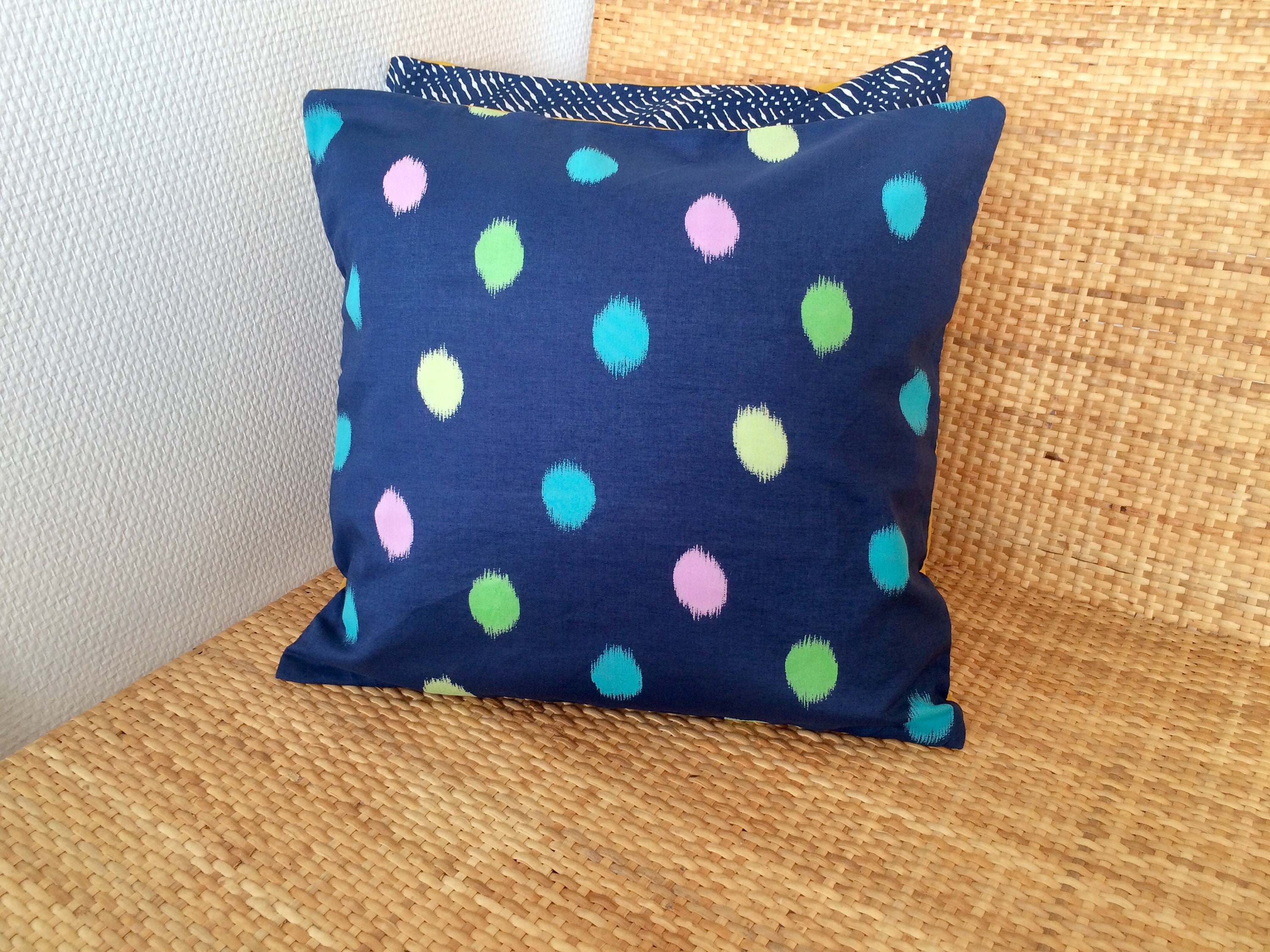 Housse de Coussin en Tissu Vintage, Coton Bleu Marine Imprimé Pois, Dos Jaune, 30x30 cm/Cushion Cove