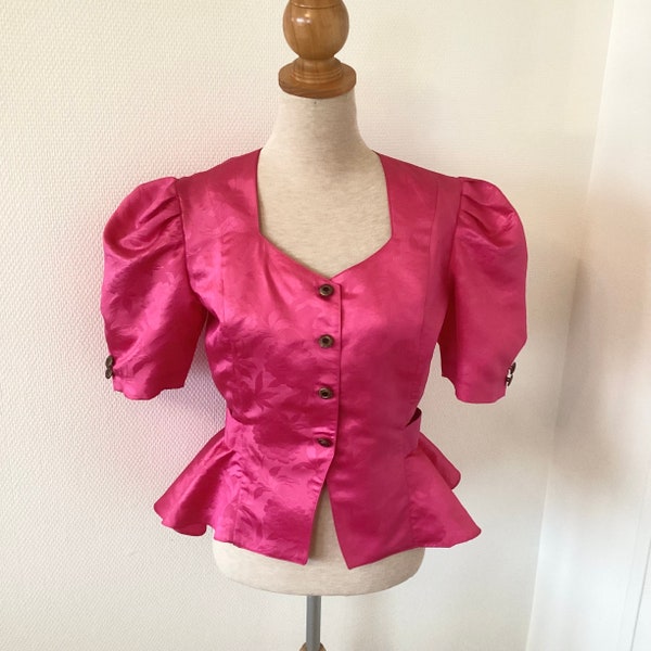 Chemisier vintage 1970 / veste légère satin rose à fleurs / cintrée volant à la taille / costume femme / french vintage shirt 70’s