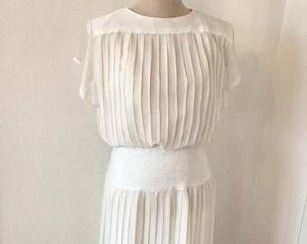 Robe vintage des années 1960 / robe de soirée en voile plissée et satin blanc / made in France / fait main / french vintage dress 60’s