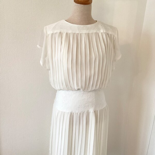 Robe vintage des années 1960 / robe de soirée en voile plissée et satin blanc / made in France / fait main / french vintage dress 60’s