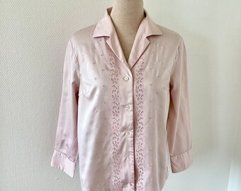 Vintage-Bluse von 1970 / besticktes pastellrosa Baumwollhemd / großer Kragen / alt / in Frankreich hergestellt / französisches Vintage-Hemd aus den 70er Jahren