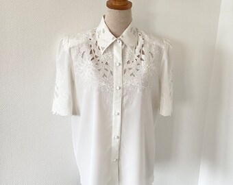 Chemise vintage 1970 dentelle / chemise en satin blanc brodé et col dentelle / manches courtes / made in France / french vintage shirt 70’s