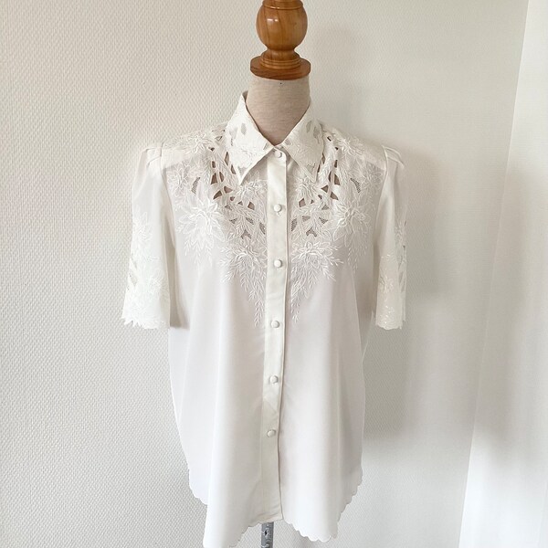 Chemise vintage 1970 dentelle / chemise en satin blanc brodé et col dentelle / manches courtes / made in France / french vintage shirt 70’s