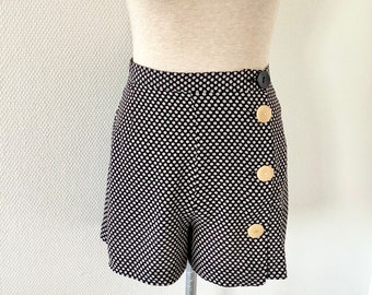 Vintage 1970 shorts / black white flower shorts / Georges Rech wide button shorts / French manufacturing / French vintage skirt 70’s